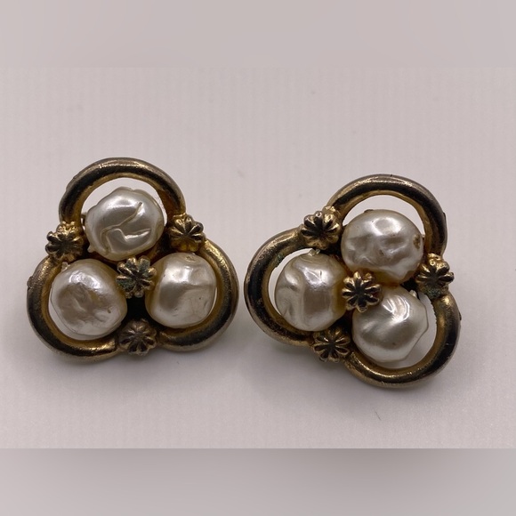Coro Triple Pearl Gold Tone Clip On Earrings Signed - Picture 4 of 4